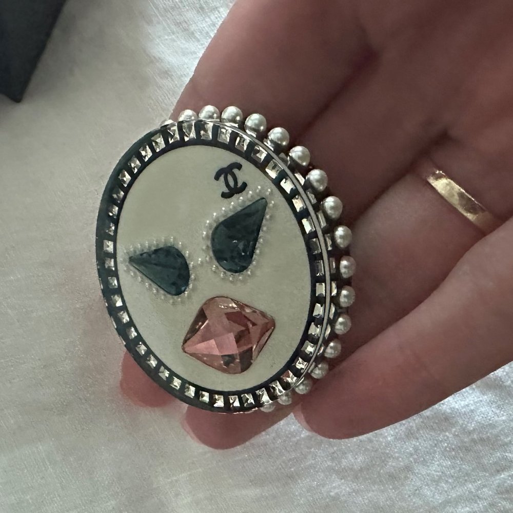 NEW 100% Auth CHANEL Resin Crystal Pearl Emoji CC Brooch Pin - Picture 5 of 5